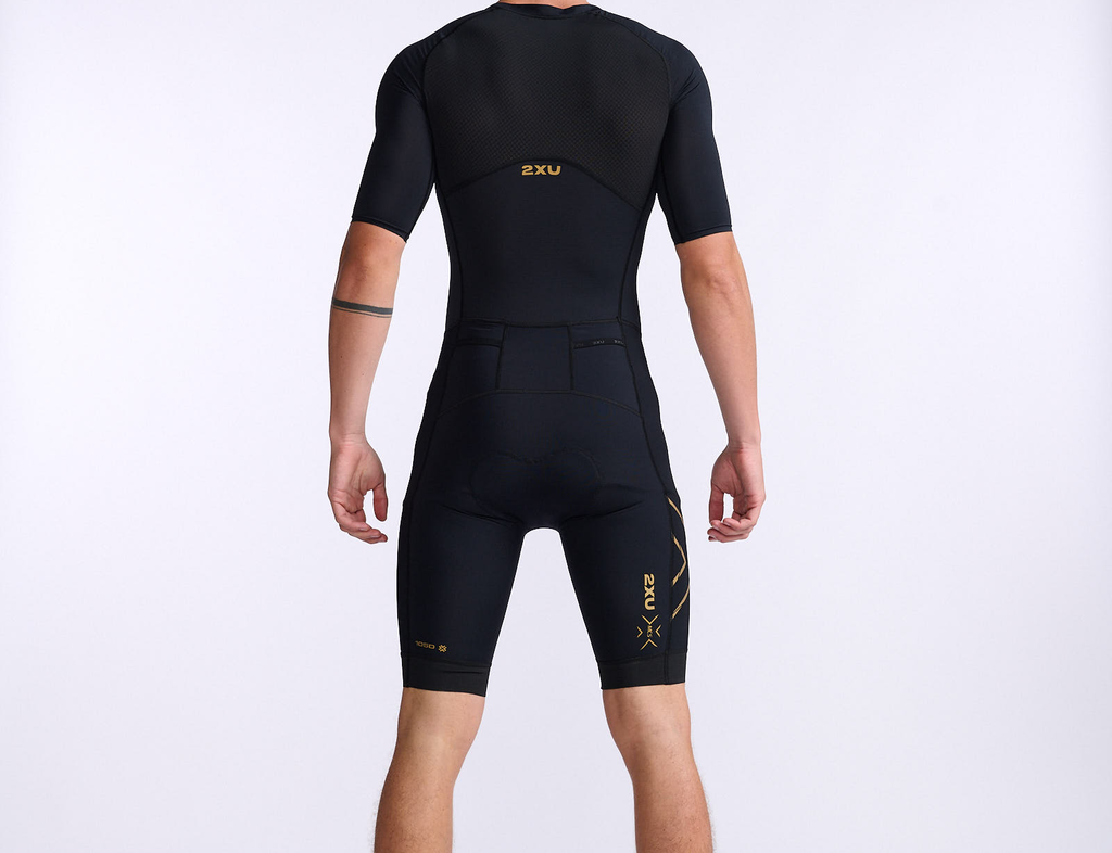 verwijzen Uitgebreid Natuur 2XU Light speed trisuit korte mouw zwart heren kopen? Bestel bij  triathlon24.be