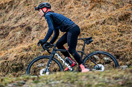 fietskleding-vrouw-fietsend.jpg