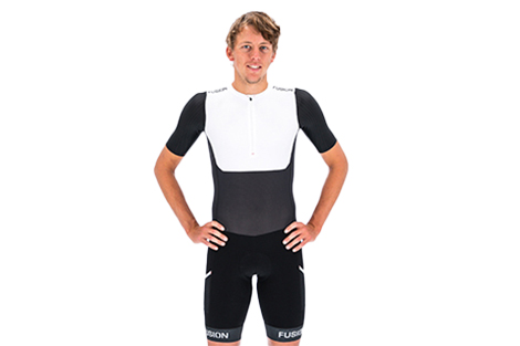 fusion-trisuit-sli-speed-suit-unisex-zwart-wit-man-in-suit.jpg