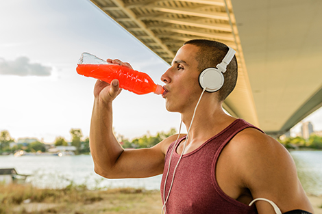 man-drinkt-sportdrank-na-hardlopen.jpg