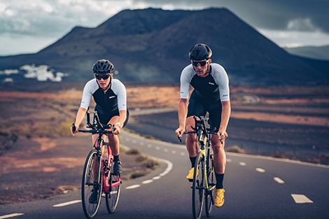 man-en-vrouw-fietsend-over-de-weg-in-high-end-trisuits-zone3.jpg