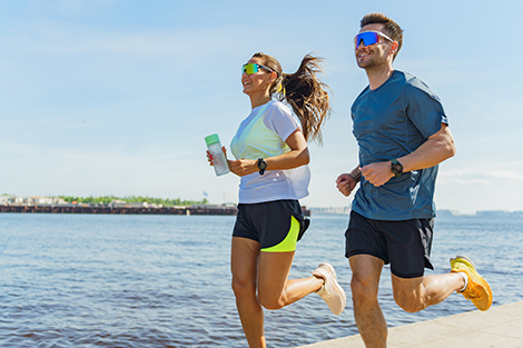 man-en-vrouw-hardlopend-langs-water-in-hardloopkleding.jpg