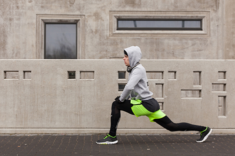 man-in-hoodie-stekken-voor-hardlopen.jpg