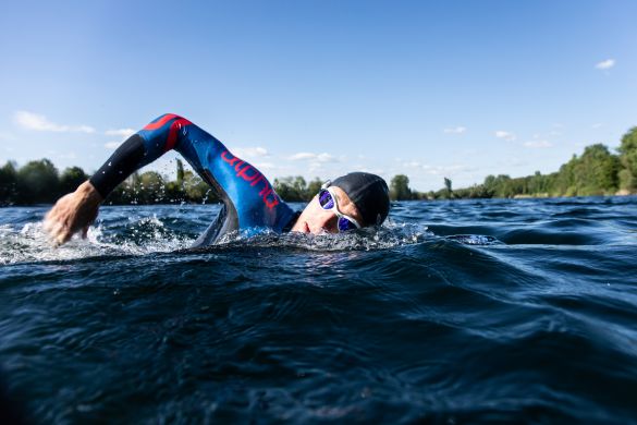 man-zwemmend-inwetsuit-openwater.jpg