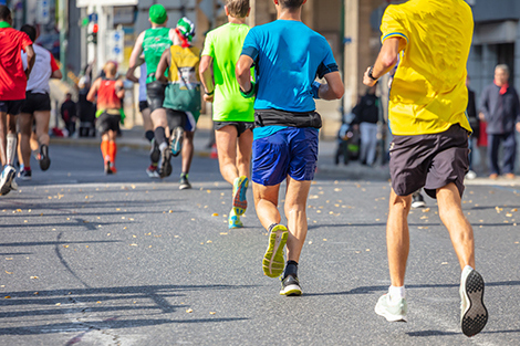 marathon-renners-hardlopend-over-straat.jpg