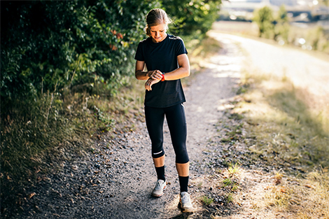 vrouw-bekijkt-sporthorloge-tijdens-hardlopen.jpg