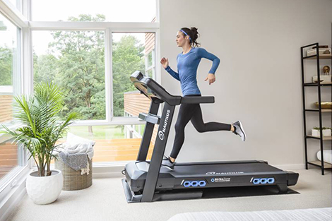 vrouw-binnen-hardlopen-op-loopband.jpg