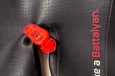 wetsuit-scheur-vastklemmen-met-klem.jpg