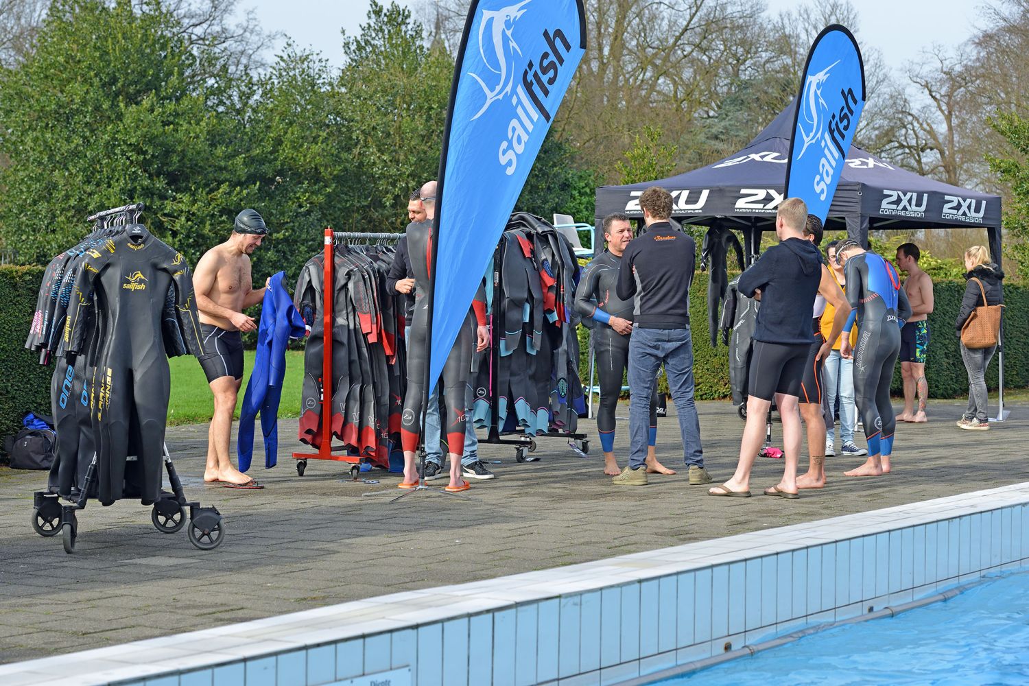 wetsuit-testdagen-sanden-sports-sailfish-bij-zwembad.jpg